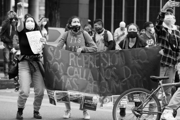 Es inexplicable que un gobierno en medio de semejante crisis se gaste en compra de armas 14 billones y luego busque clavarle al pueblo un aumento de impuestos a través de una reforma tributaria impopular. Foto: EFE.
