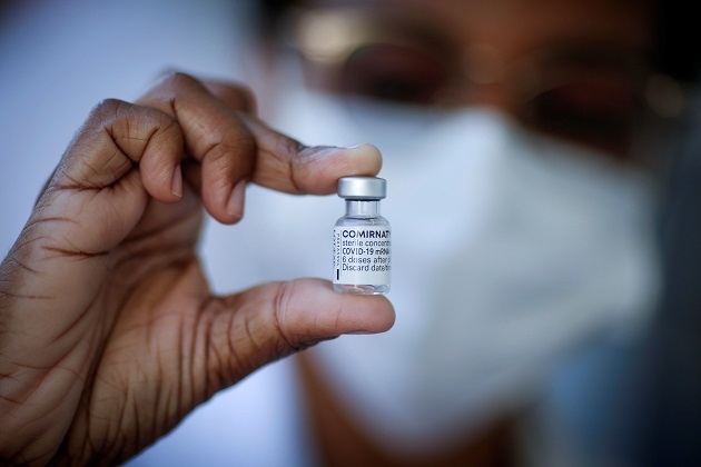Una trabajadora sanitaria sostiene una dosis de la vacuna de Pfizer/BioNTech contra la covid-19 en Río de Janeiro, Brasil. Foto: EFE