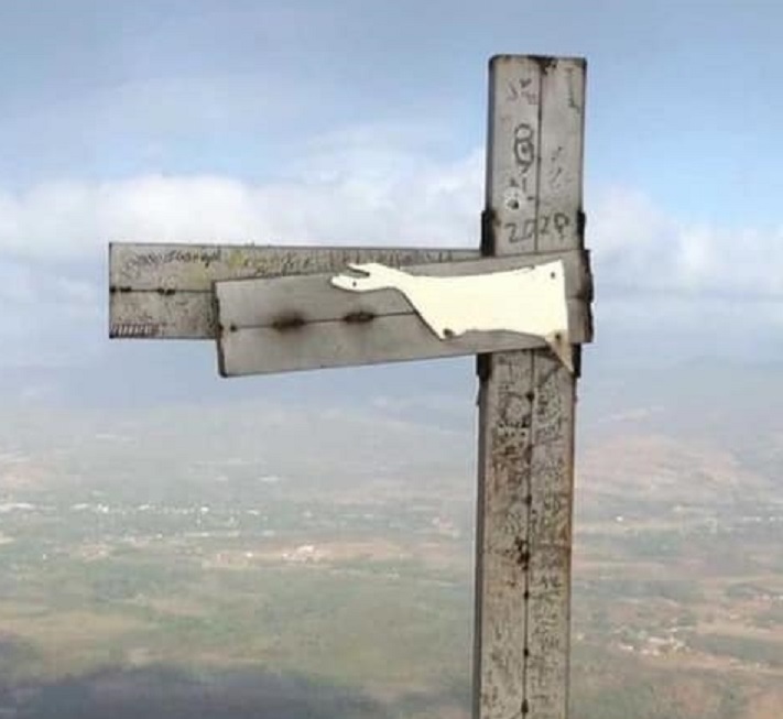 Parte de la cruz fue doblada y sobre ella inscrito todo tipo de mensajes y símbolos. Foto: Eric A. Montenegro 