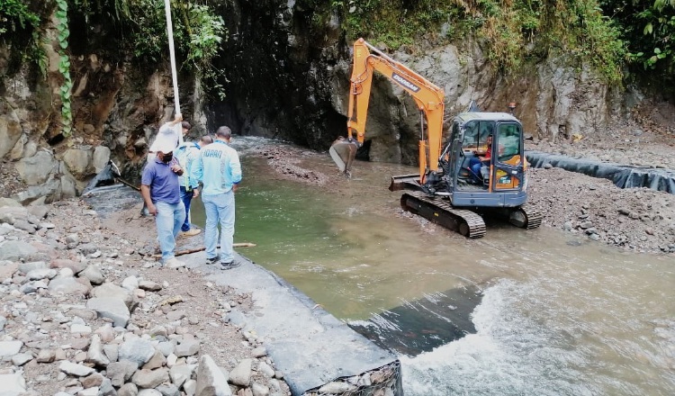 Desde el fin de semana, personal del Idaan elimina exceso de sedimento en Chorro Blanco, Chiriquí. Foto: Cortesía Idaan