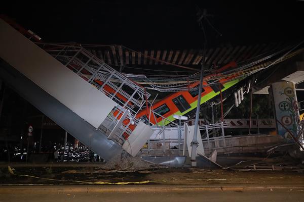 Vista general del derrumbe de unos vagones del metro la pasada noche en la Ciudad de México (México).