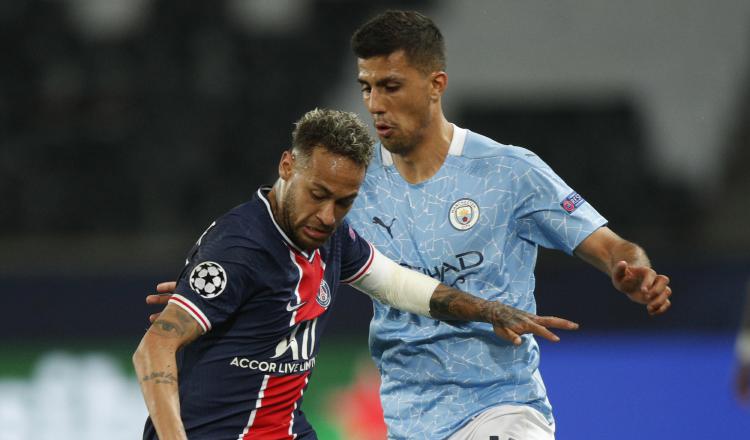 Neymar Jr. (izq.) del PSG y Rodri del Manchester City en las semifinales de la Champions League. Foto:EFE