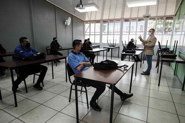 Estudiantes reciben clases, el 8 de febrero de 2021, en un centro educativo en San José, Costa Rica.
