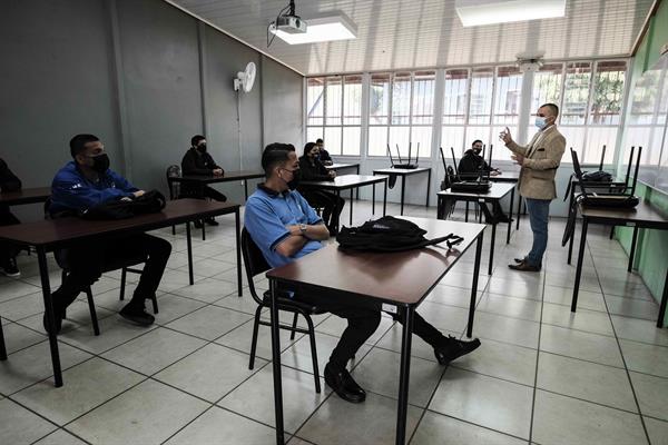 Estudiantes reciben clases, el 8 de febrero de 2021, en un centro educativo en San José, Costa Rica. 