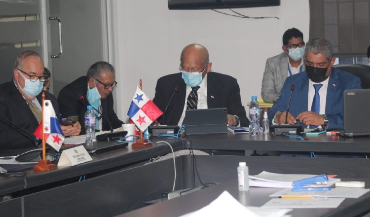 De izquierda a derecha: Enrique Lau, director de la CSS; Héctor Alexander, ministro de Economía; y Luis F. Sucre, ministro de Salud.  Foto: Cortesía Asamblea Nacional