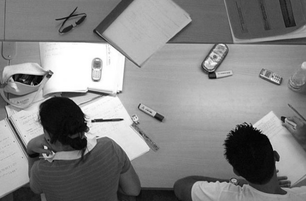 Se podría canalizar un programa de becas para la formación de jóvenes talentos en Educación. Los graduados deberían nutrir la formación superior, y ser motores de cambio en centros y comunidades educativas. Foto: EFE.