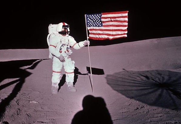 El astronauta estadounidense Alan B. Shepard coloca la bandera de Estados Unidos sobre la superficie de la Luna, el 5 de febrero de 1971.