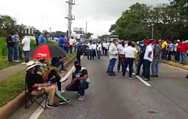 Los transportistas mantuvieron una protesta por unas 10 horas. Foto: Mayra Madrid