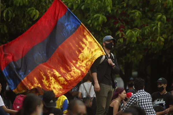 Un hombre participa de una jornada de protestas en el Parque de los Deseos en Medellín (Colombia). EFE
