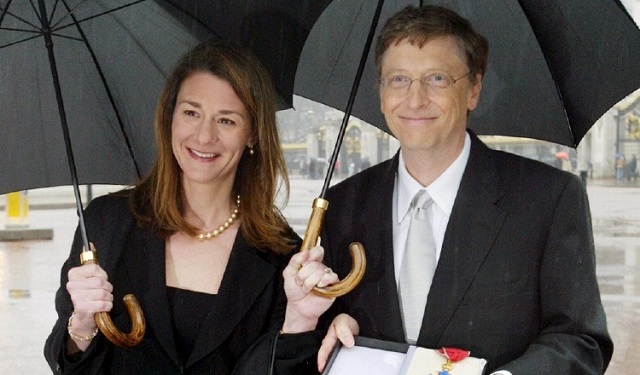 El presidente de Microsoft, Bill Gates, junto a su esposa Melinda, posan delante del Palacio de Buckingham de Londres. Foto: EFE