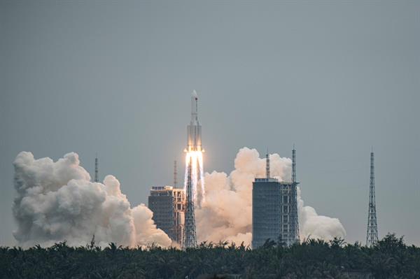 Lanzamiento del cohete Larga Marcha 5B Y2 desde la estación de lanzamiento espacial Wenchang, en China. EFE