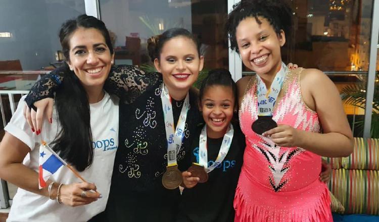 Las deportistas panameñas posan con sus preseas, al témino del evento de patinaje artístico. Foto: Cortesía Loops