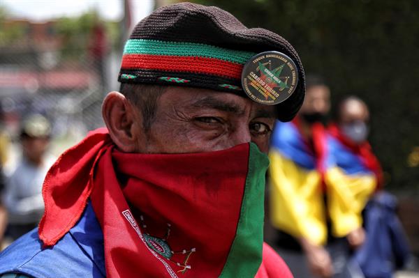 Una persona indígena marcha por una avenida en Cali (Colombia). Foto: EFE