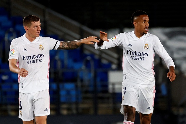 Los jugadores del Real Madrid, el alemán Toni Kroos (izq.) y el brasileño Militao, celebran tras conseguir el empate ante el Sevilla. Foto: EFE