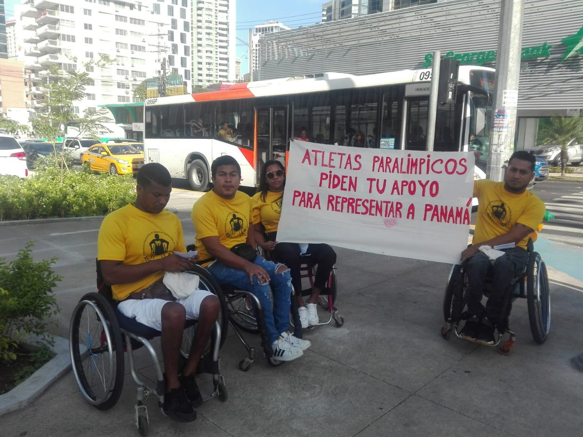 Atletas piden dinero en las calles para poder viajar. 