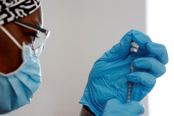Una enfermera prepara una vacuna contra la covid-19 de Pfizer. Foto: EFE