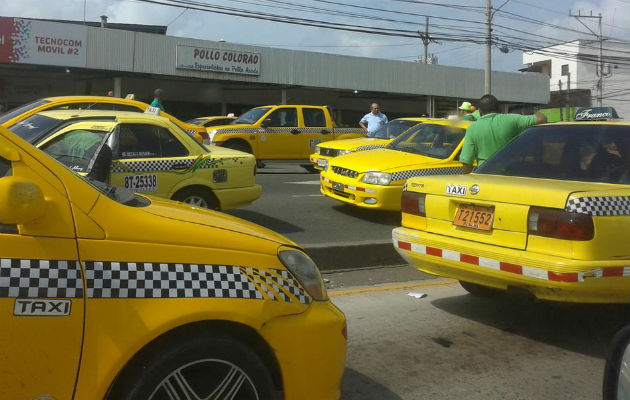 Taxistas amenazaron con realizar cierre de vías mañana.