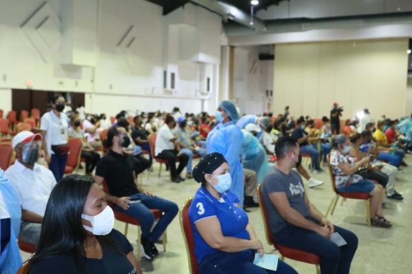 Vacunación en la Universidad de Panamá. Foto: Minsa