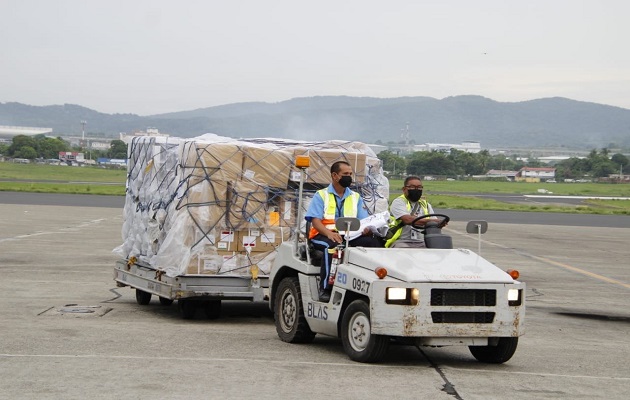 Panamá recibió este martes 74,400 dosis de la vacuna de AstraZeneca. Foto: Cortesía Minsa