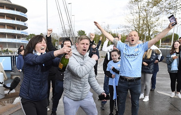 Los seguidores del Manchester City celebran que su club ganó el título de la Premier League, después de que el Manchester United perdiera ante el Leicester. Foto: EFE