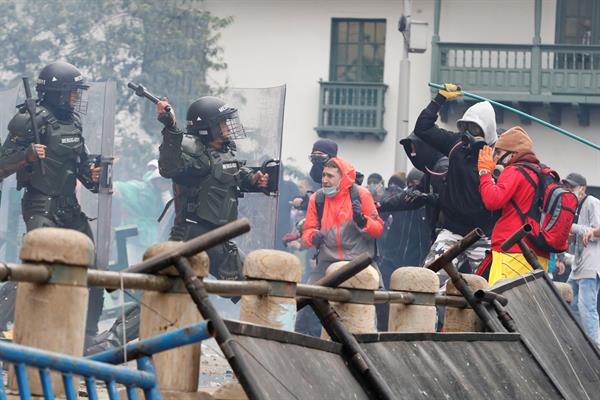 Un grupo de manifestantes enfrenta a miembros de la Policía durante el primer día de Paro Nacional en Colombia. EFE