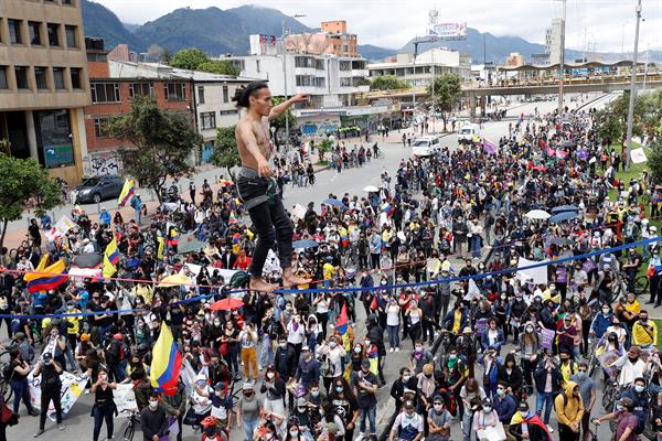  Un hombre camina sobre una cuerda con el nombre de Lucas pintado en su pecho, uno de los manifestantes que murió durante las protestas. EFE