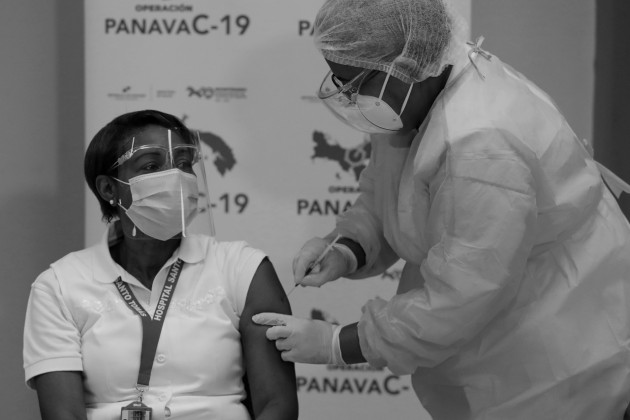 El mundo pudo comprobar el nivel de conocimientos, la experiencia, sabiduría y el ingenio de Enfermería para hacerle frente a la pandemia. Foto: EFE.