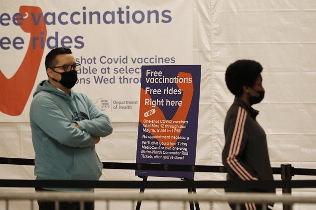 Personas hacen fila para la vacunación contra la covid-19 en la Grand Central de Nueva York. Foto: EFE