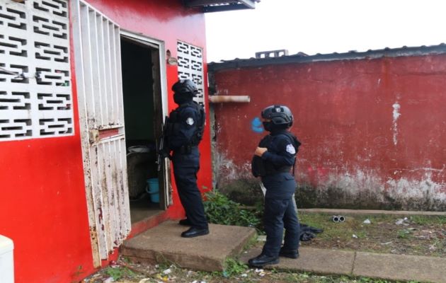 Los operativos que se realizan en Colón son con el fin de ubicar a personas con casos pendientes con la justicia, pandilleros, drogas y armas. Foto: Diomedes Sánchez