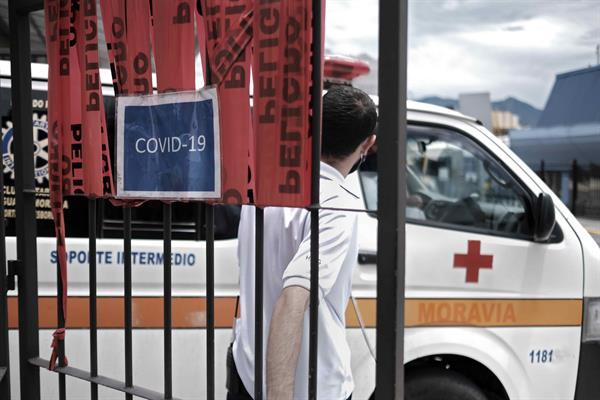 Una ambulancia sale del área de emergencias para covid-19 en un hospital de San José (Costa Rica).