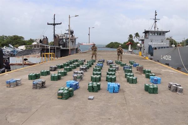 Cargamento incautado de 1,601 paquetes de droga, interceptado de una lancha frente a las costas de la provincia caribeña de Colón.