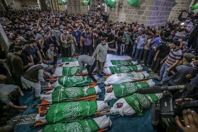 Funeral de 15 palestinos que murieron en un ataque aéreo de las Fuerzas israelíes, este jueves en Gaza. Foto: EFE