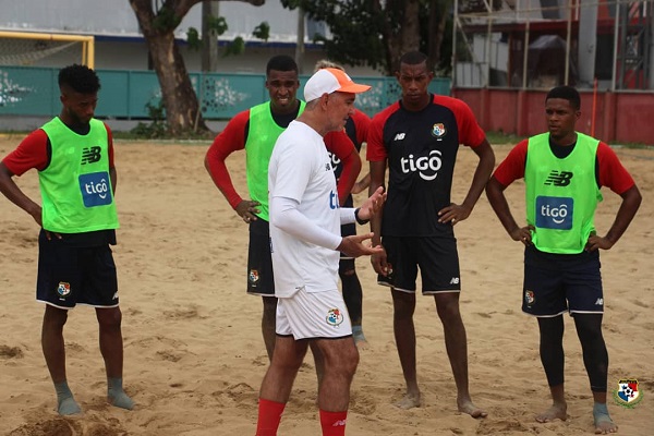 Shubert Pérez da algunasn instrucciones a los jugadores. Foto:Fepafut