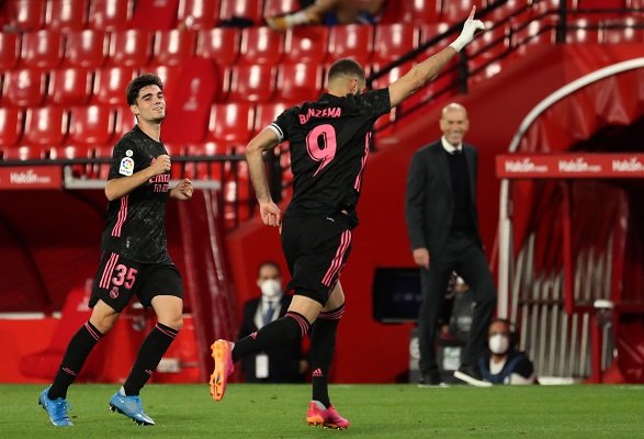 Karim Benzema (9) sentenció la victoria de los merengues con el cuarto gol. Foto: EFE