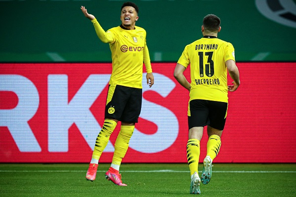 Jadon Sancho (izq.) abrió el marcador al minuto 5. Foto: EFE