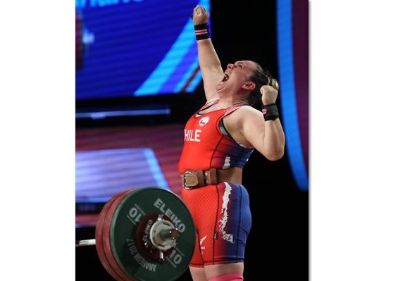 En la imagen un registro de la pesista chilena María Fernanda Valdés, quien obtuvo este viernes su cupo a los Olímpicos de Tokio en la categoría de los 87 kg. 