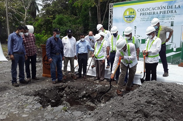 El ministro del Mida, Augusto Valderrama, colocó la primera piedra en la futura sede de la planta de Alimentos de Concentrados Cooleche. Foto: Cortesía Mida