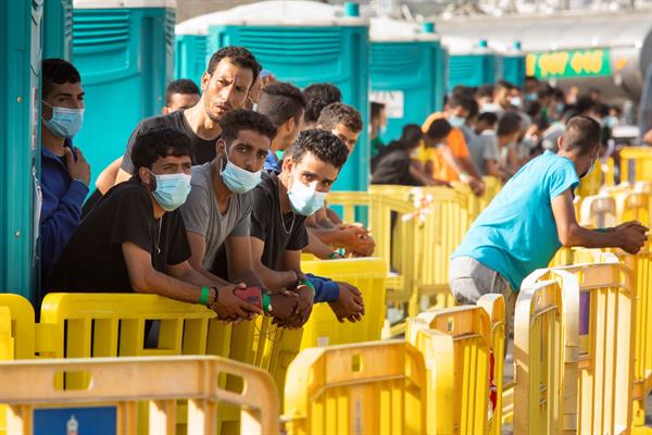 En la imagen, varios de los inmigrantes en el muelle de Arguineguín, Canarias.