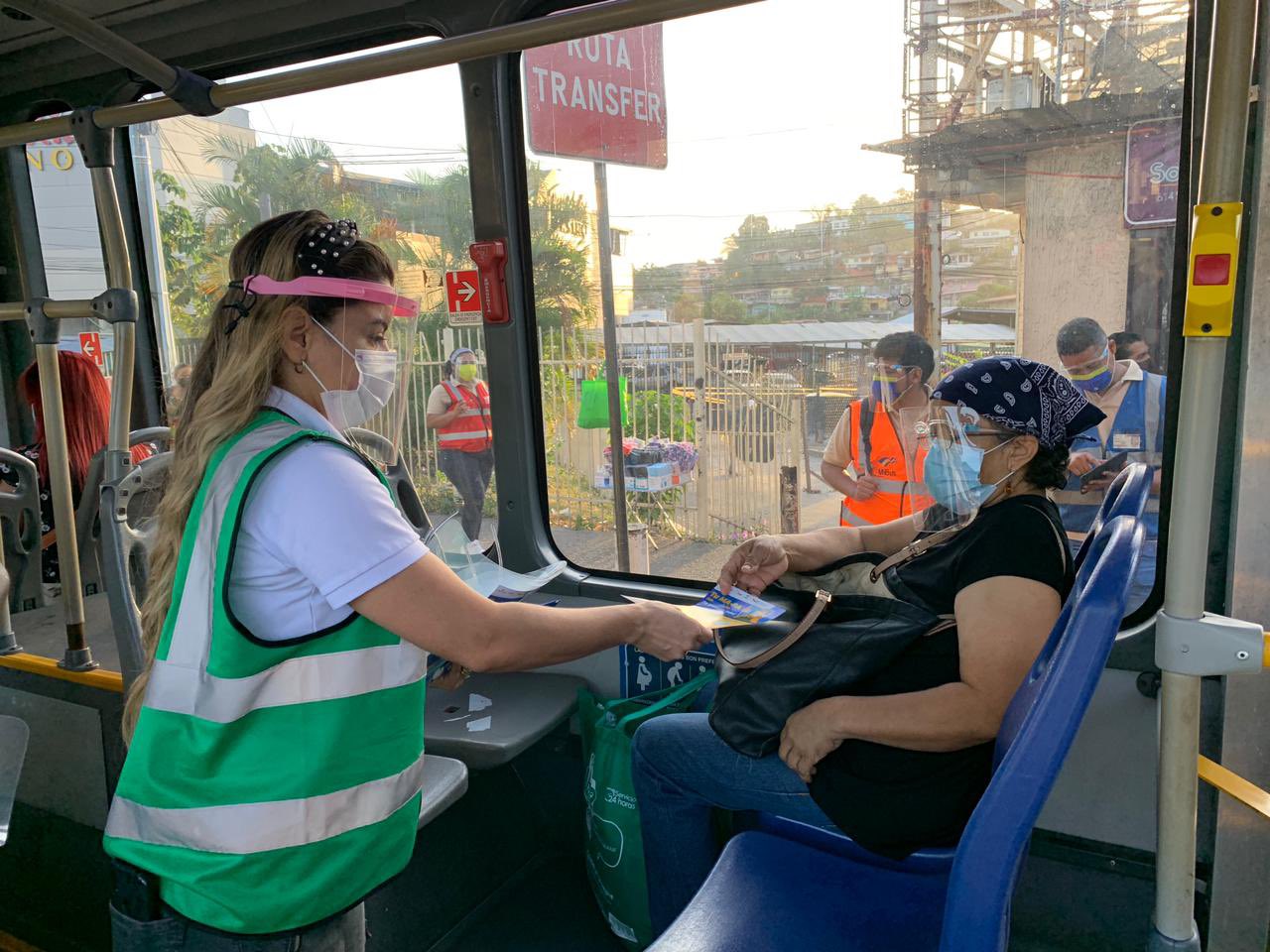 Tanto el Minsa como MiBus han repartido caretas o pantallas faciales en diferentes estaciones. Foto: Cortesía MiBus