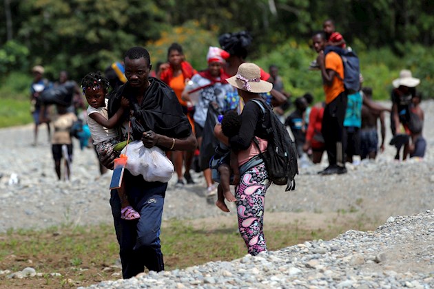 Migrantes llegan tras cruzar la selva el 10 de febrero de 2021, a la comunidad de Bajo Chiquito, provincia del Darién (Panamá). Foto: EFE