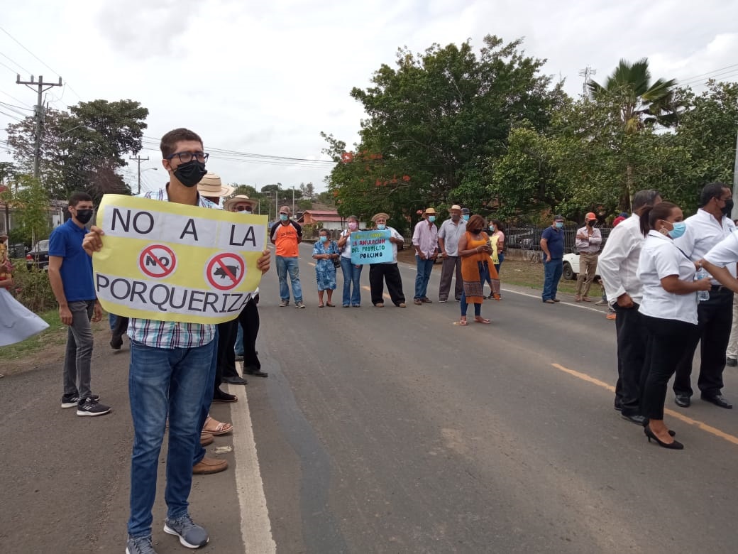 Guarareños se trasladaron a Las Tablas, donde cerraron la vía frente a la sede regional de MiAmbiente. Foto: Thays Domínguez