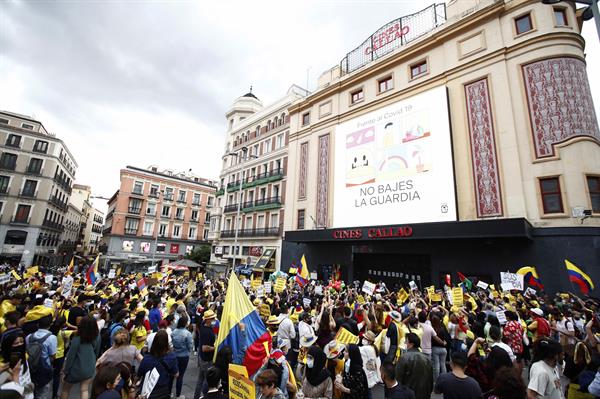 Vista de la manifestación en protesta por la difícil la situación en Colombia, este sábado en la plaza del Callao de Madrid.