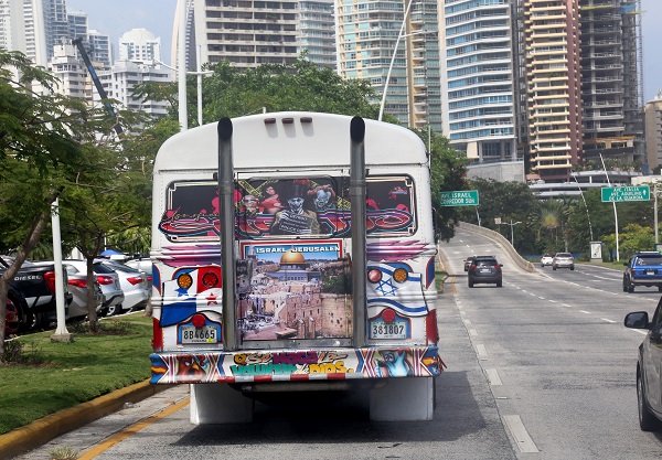 Imagen colocada en la parte trasera del autobús. 