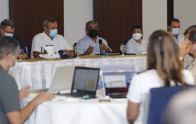 El ministro Luis Francisco Sucre se reunión con los empresario de Veraguas y las autoridades locales. Foto: Cortesía Minsa