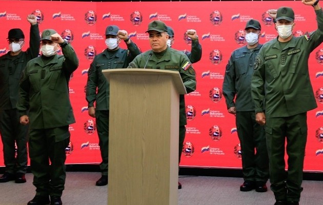 Ministro de Defensa de Venezuela, Vladimir Padrino López durante la transmisión de un comunicado en Caracas (Venezuela). Foto: EFE