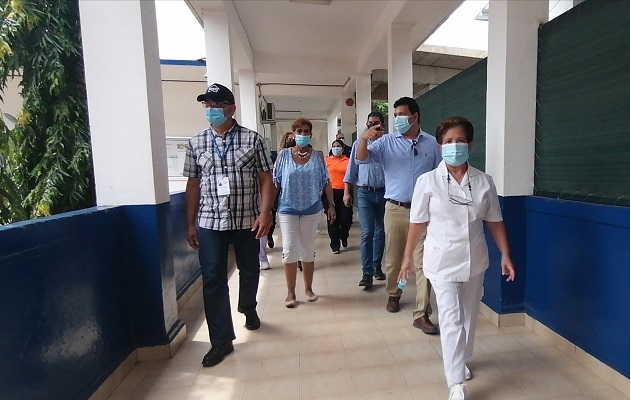 A las instalaciones del colegio José Daniel Crespo, las personas podrán llegar caminado para vacunarse, siempre y cuando estén registrados y con su cita agendada. Foto: Thays Domínguez