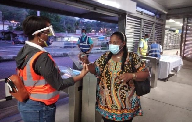 Se entregaron pantallas faciales a los usuarios del metrobús. 