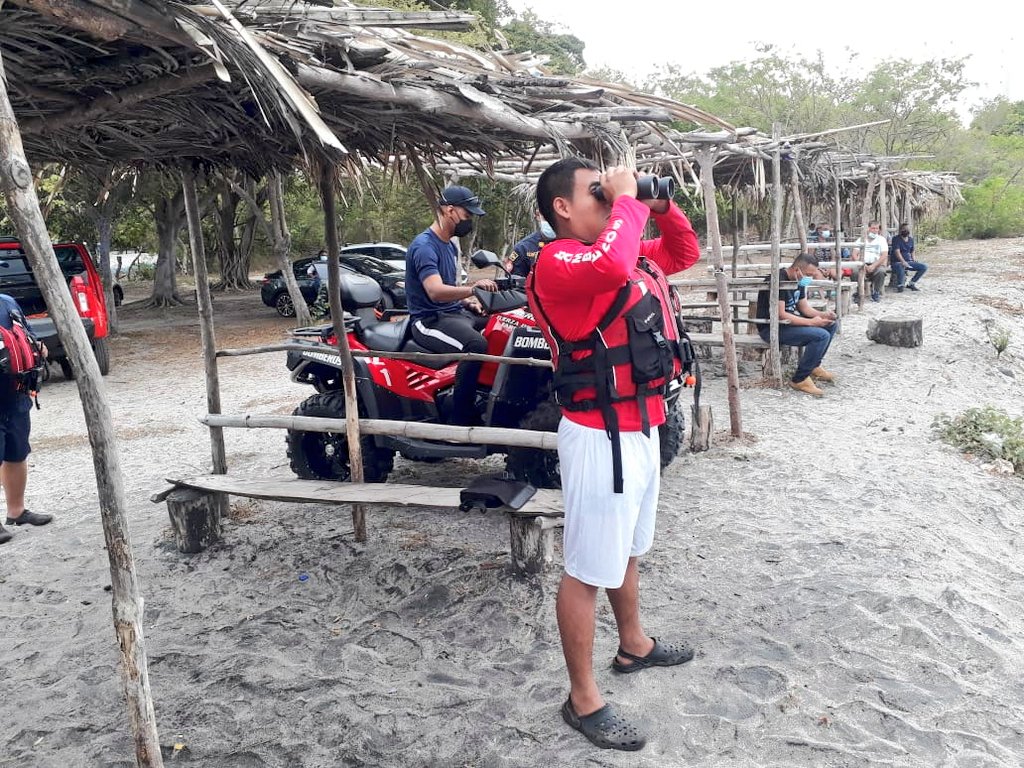 El Cuerpo de Bomberos se encuentran en la playa Boquilla para ampliar la búsqueda del ciudadano de 38 años. Foto: Cortesía Cuerpo de Bomberos