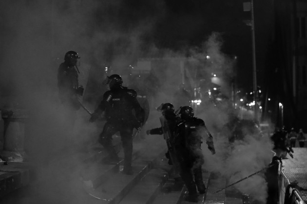 El choque entre antimotines y civiles parece haberse convertido ya en un cuadro que hemos visto incontables veces. Una escena repetida de una obra que ya conocemos. Foto: EFE.