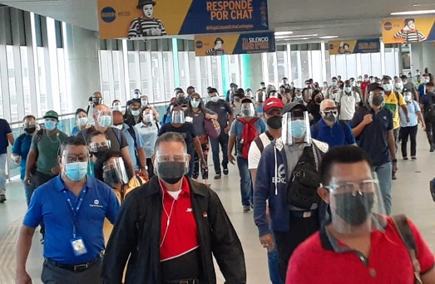 A partir de hoy, 17 de mayo, comenzó a regir en Panamá el uso obligatorio de la pantalla facial y mascarilla en el transporte público. Foto: Víctor Arosemena
